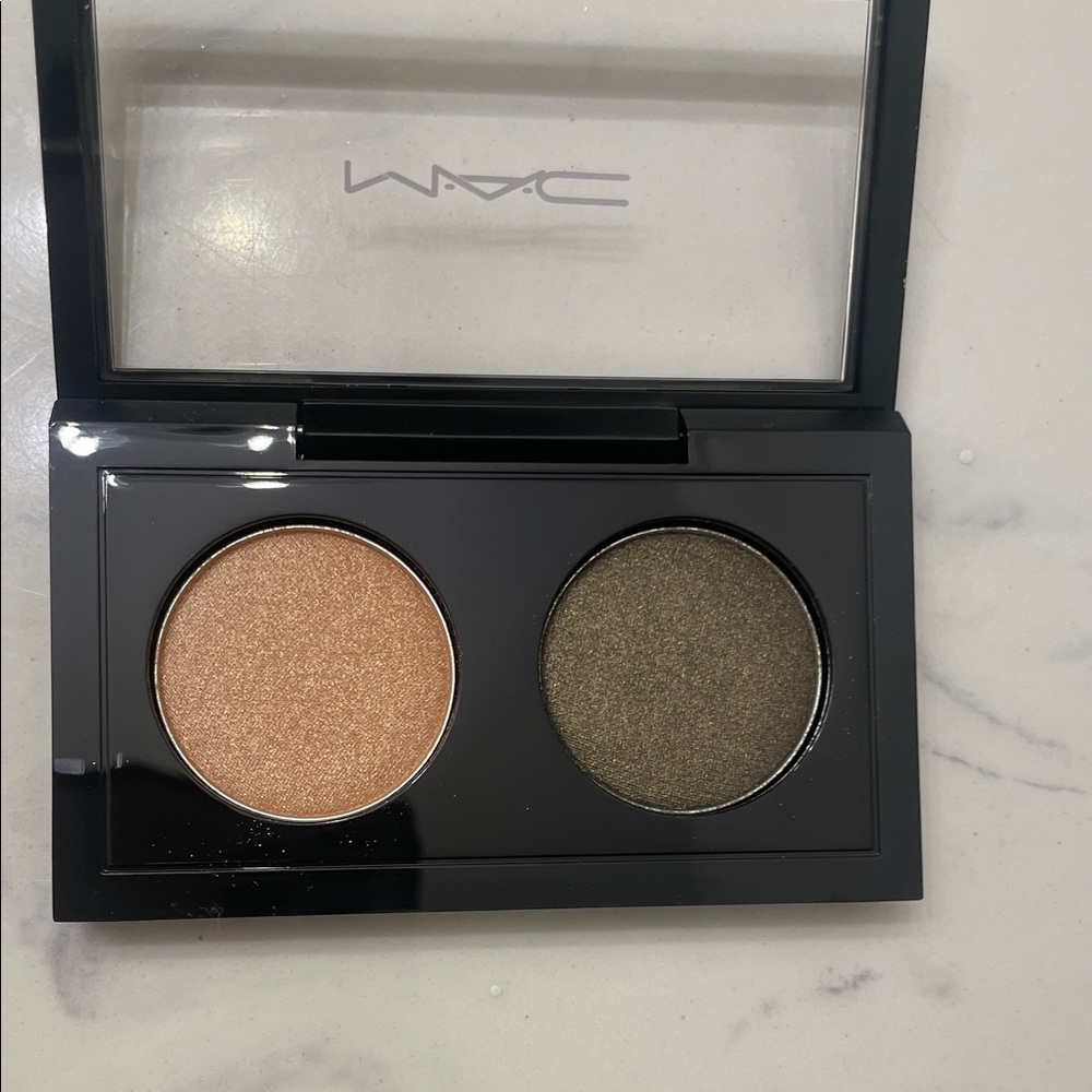 MAC Cosmetics Eyeshadow Duo - keep gleaming and shaken not stirred never used